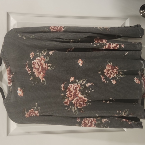 Maurices Gray Long Sleeve V-Neck Top with Pink Rose Print - Picture 5 of 6